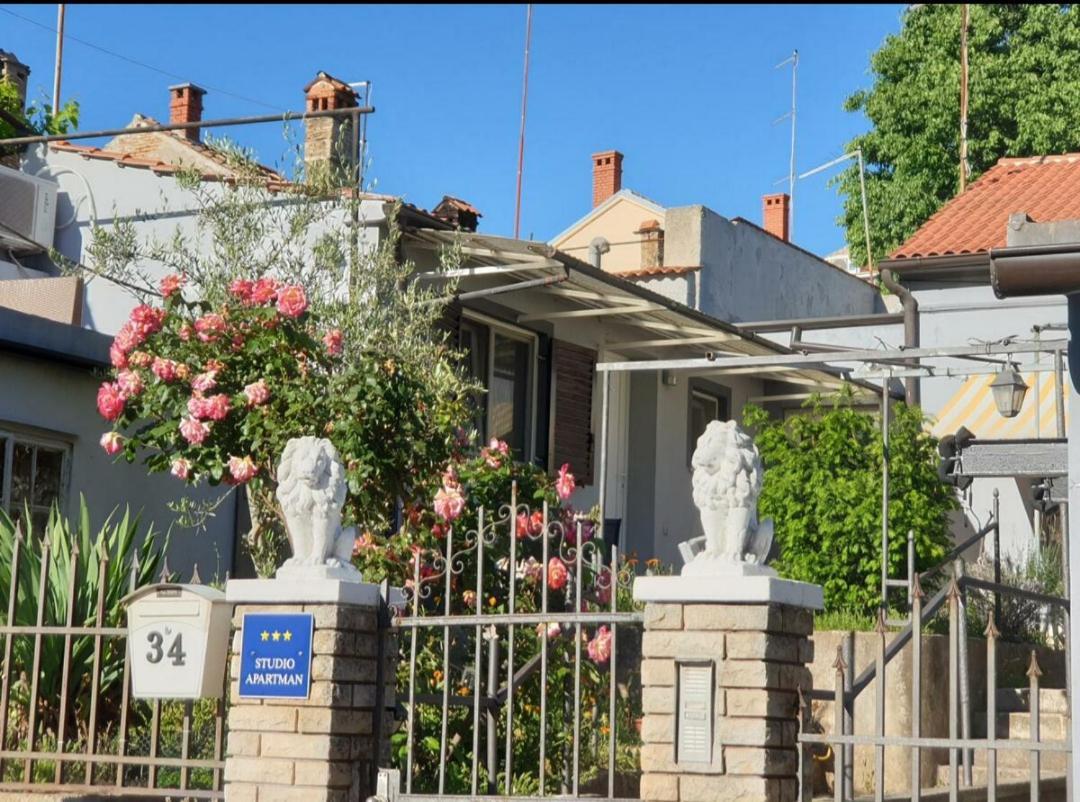 Studio Apartment City With Free Parking Pula Exterior photo