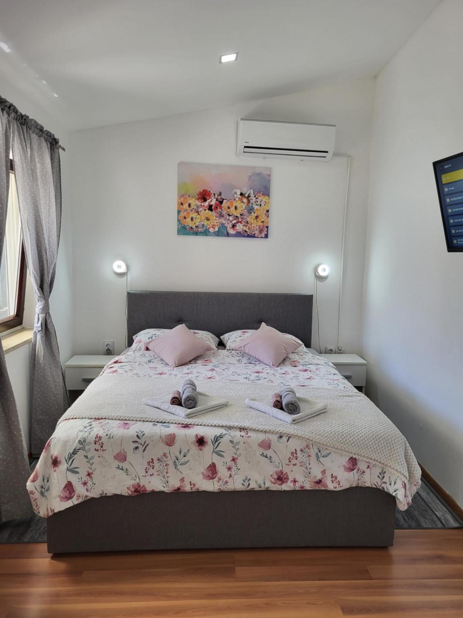 Studio Apartment City With Free Parking Pula Exterior photo